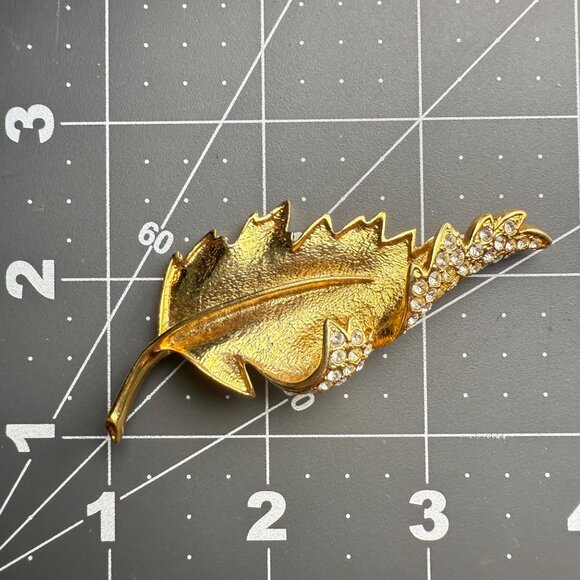 Gold Tone Leaf Brooch With Sparkling Rhinestones Vintage Style - Picture 5 of 5
